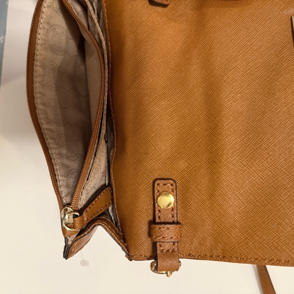 Michael Kors Tan Crossbody Bag with Gold Clasp - Picture 4 of 9
